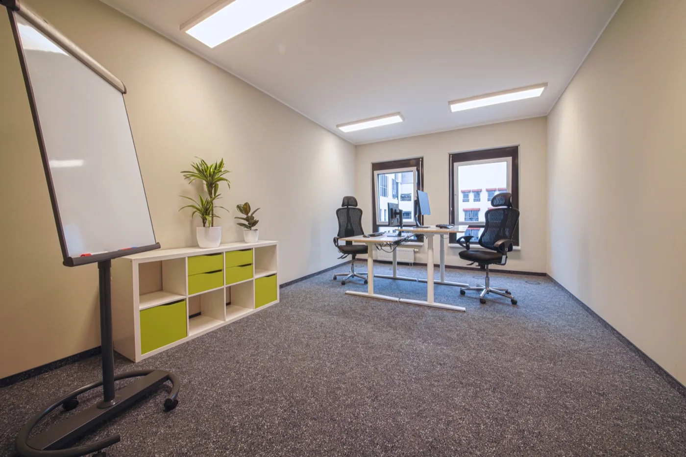 Büro für 2 Personen mit zwei Arbeitsplätzen – Shared Office Berlin