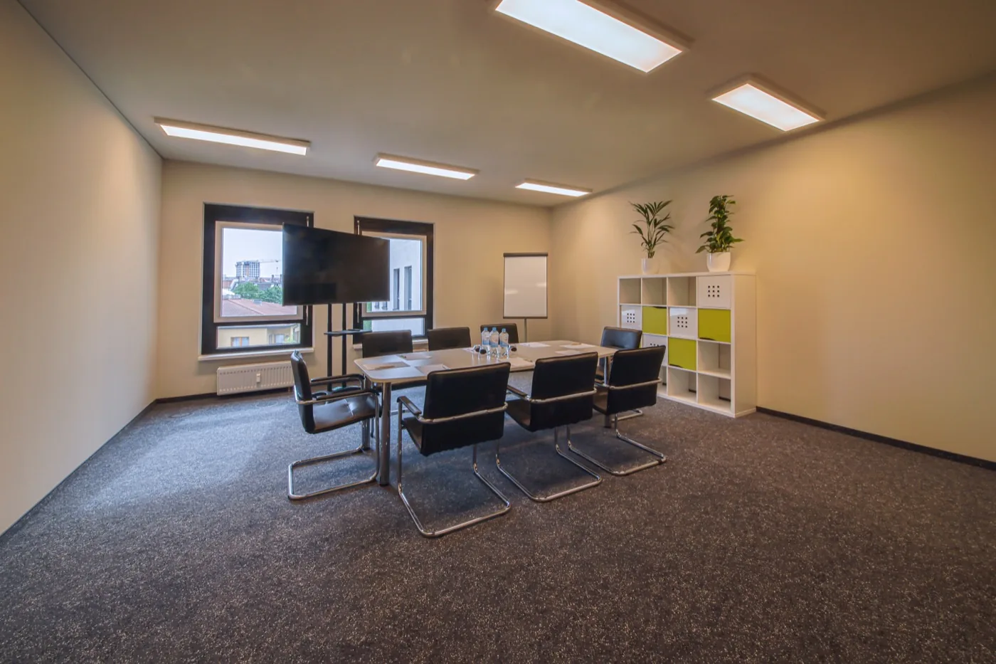 Konferenzraum mit Konferenztisch – Meetingraum mieten in Berlin-Friedrichshain
